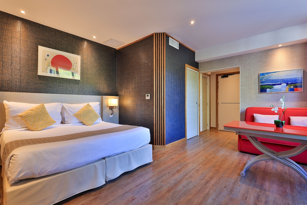 Hotel Provencal 8/50