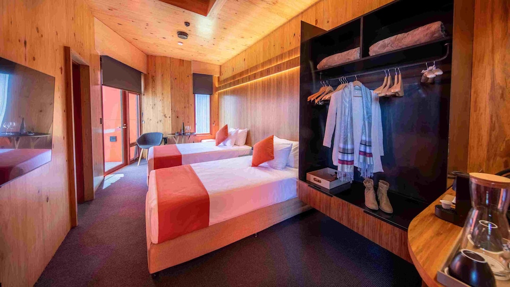 3 Bedrooms, Pavilion, Suite, 1 King and 4 Single Beds