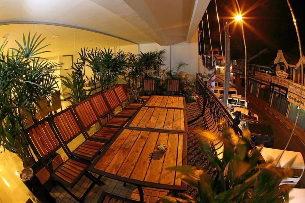 Cafe Aroma Inn 26/43