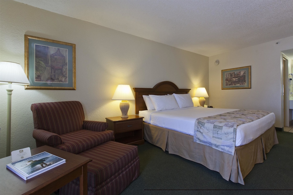 Baymont By Wyndham Sarasota 16/40