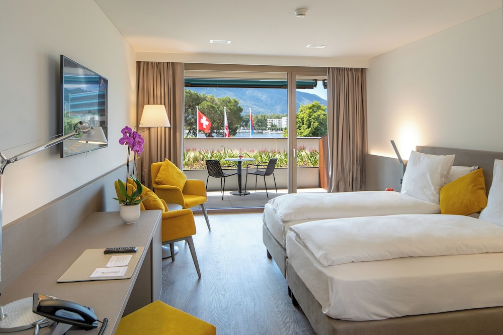 Room, Triple, King Bed, Partial Lake View, Sofa