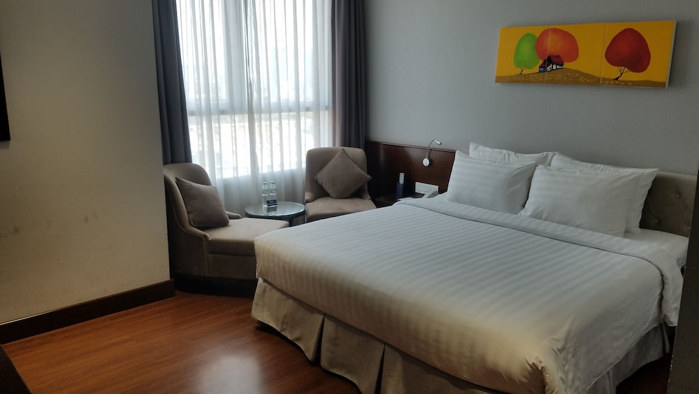 DELUXE, DOUBLE OR TWIN BED