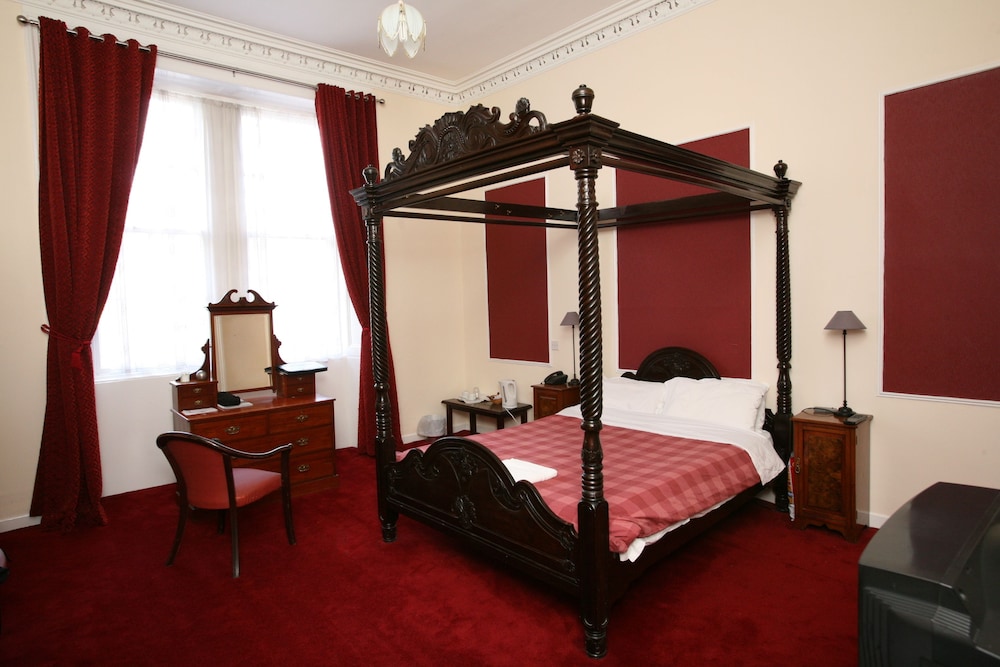CLIFTON HOTEL 26/43