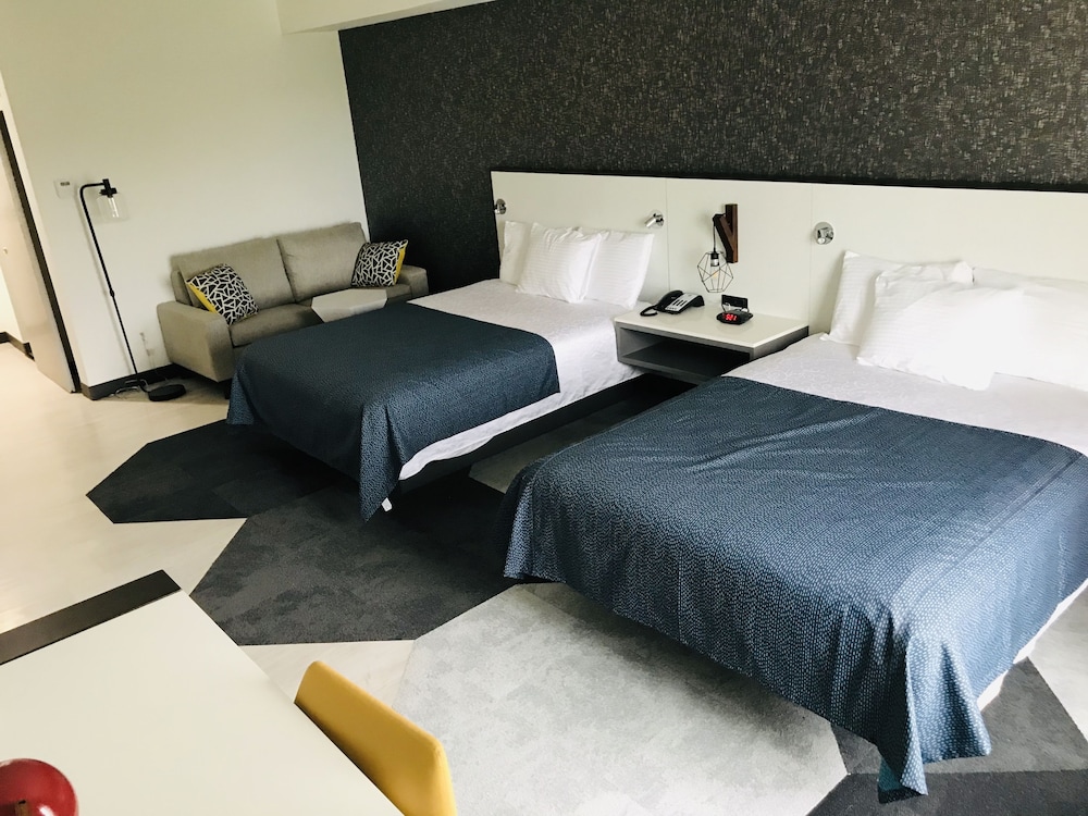 Hy-Lo Hotel 17/73