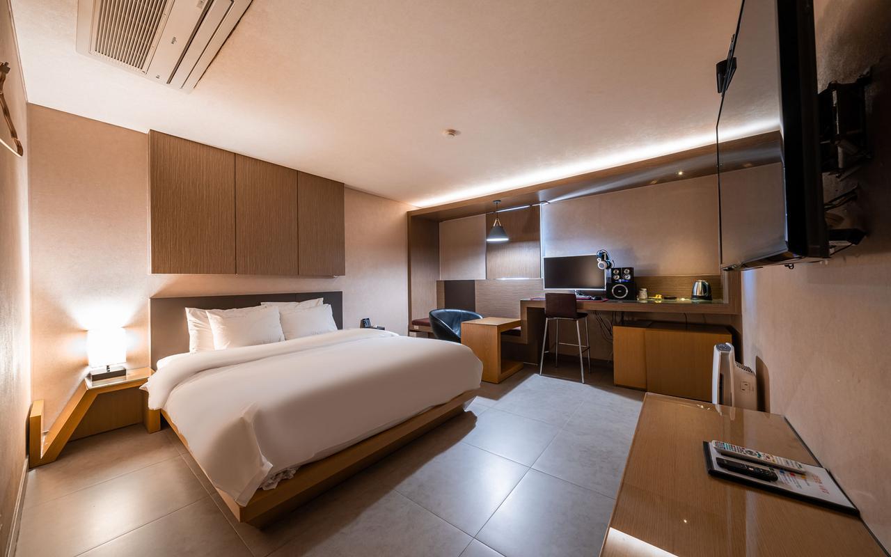 Valentine Hotel 15/34