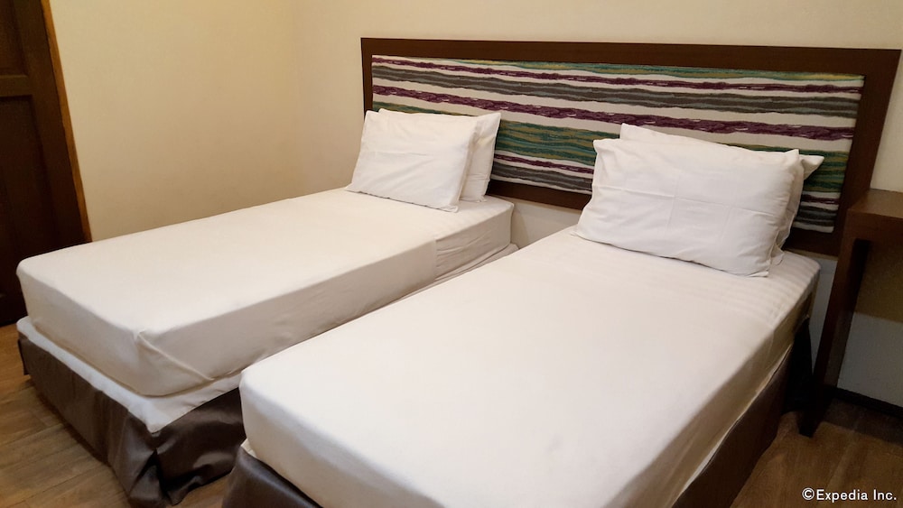 Golden Gate Suites 39/65