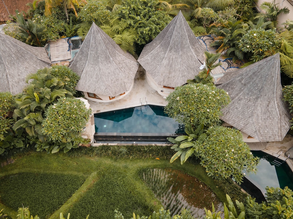 The Sender Pool Suite 35/50
