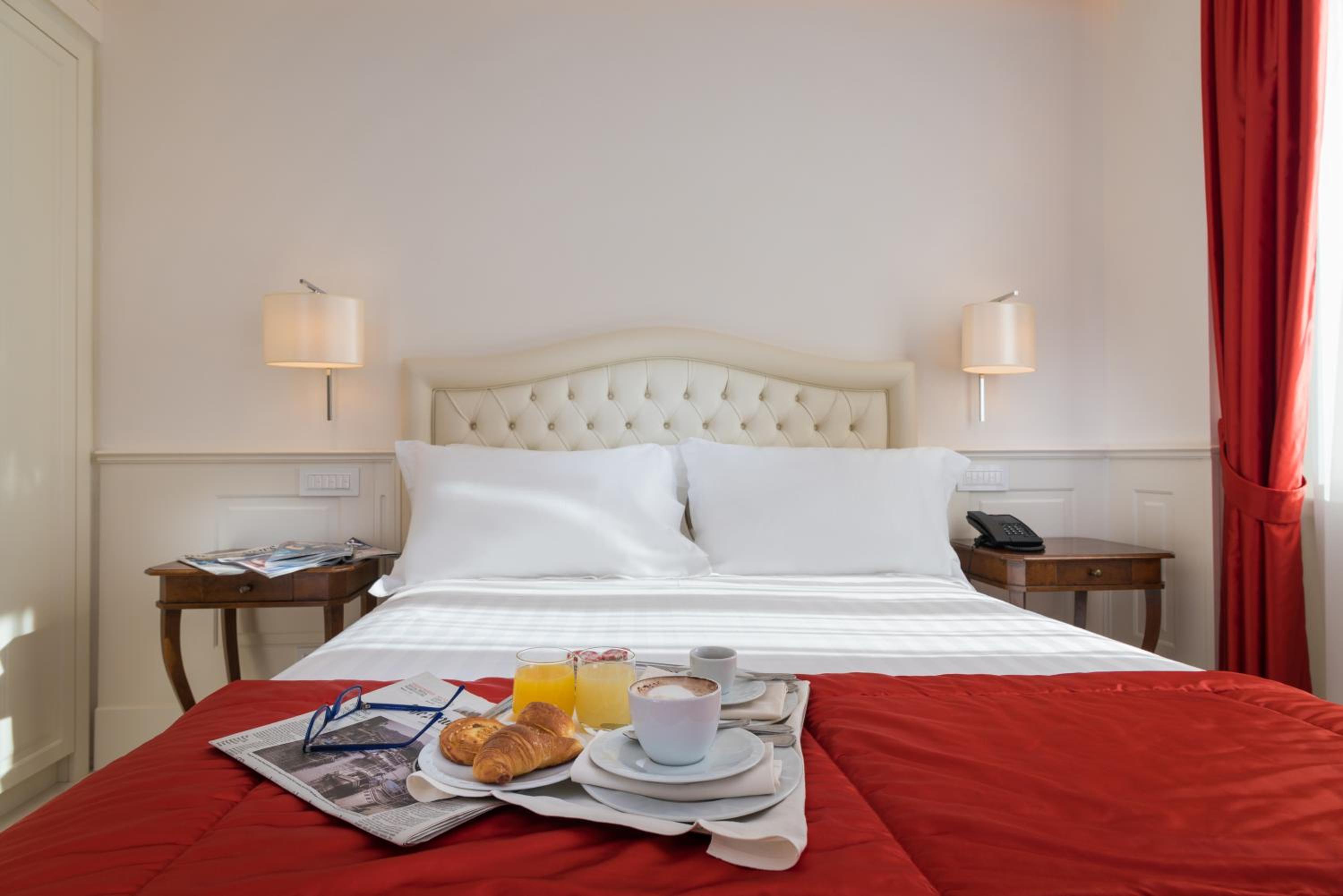 Deluxe, Suite, Queen Bed, Sofa, Degli Artisti 3/7