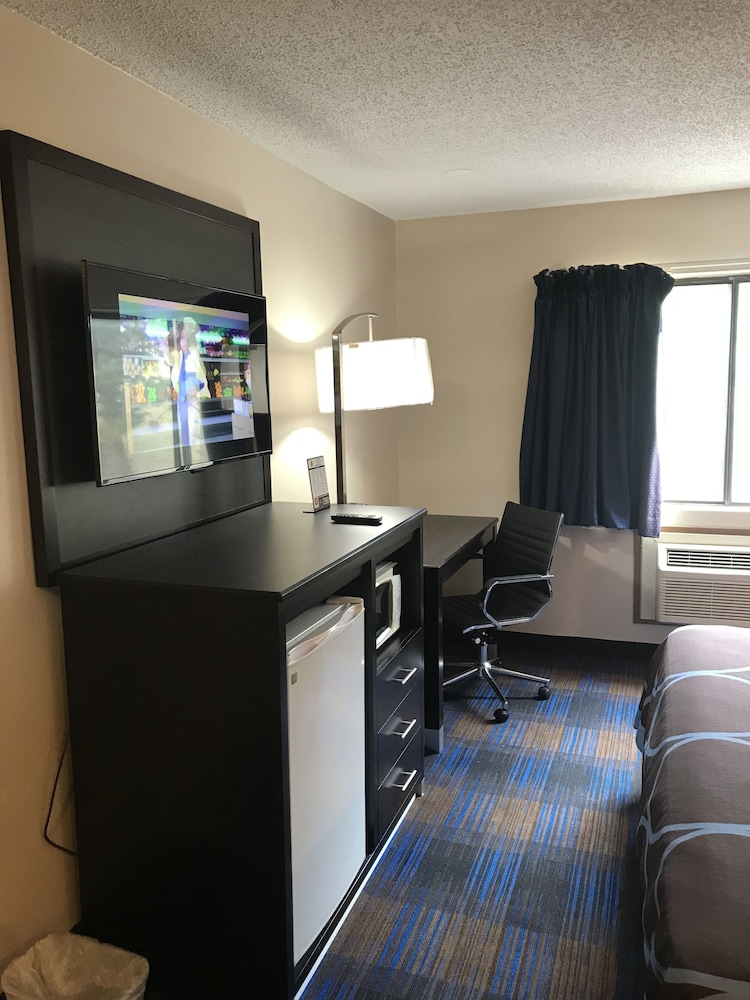 Super 8 by Wyndham Lenexa Overland Park/Mall Area 48/70