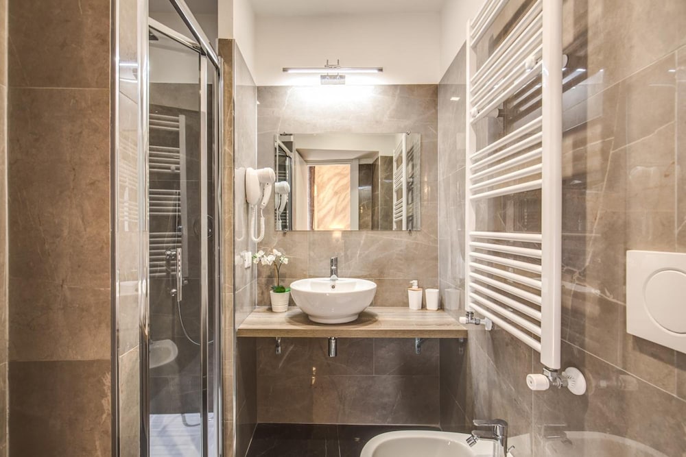 River Luxury Suites 23/25