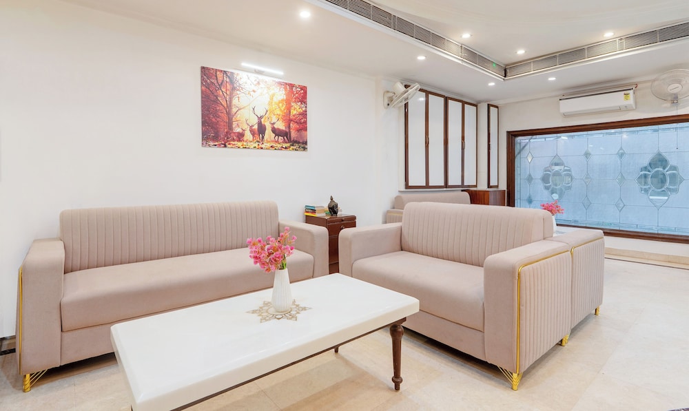 Hotel Paras International 37/49