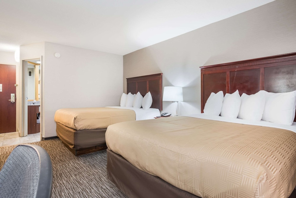 Clarion Inn and Suites Grand Rapids Airport 21/63