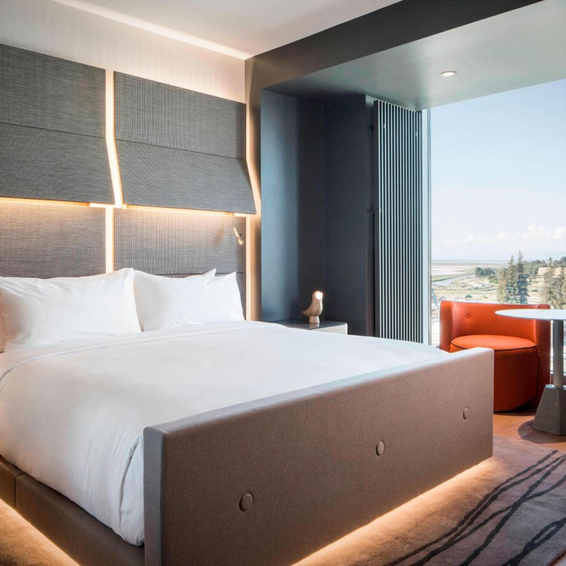 1 Bedroom, Suite, King Bed, Partial Bay View, Balcony
