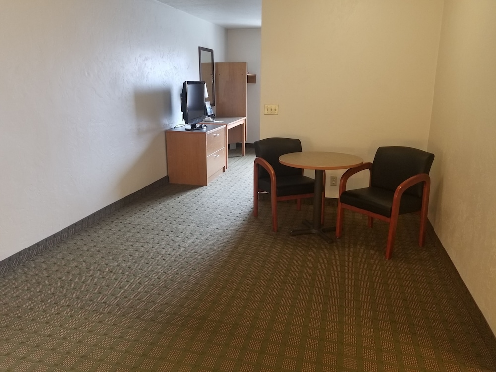 Super 8 By Wyndham Bend OR 34/50