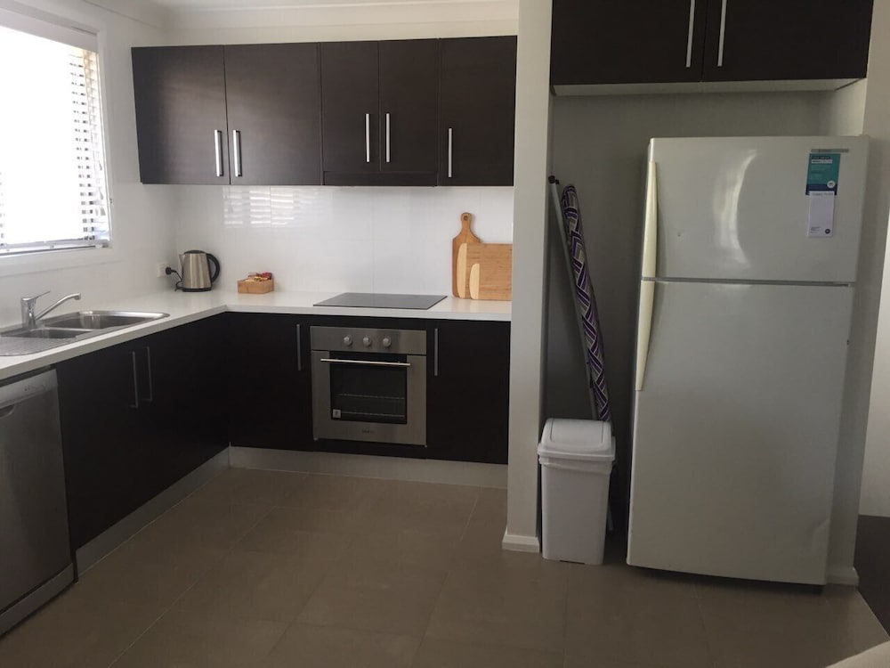 Macquarie Barracks Motor Inn 12/67