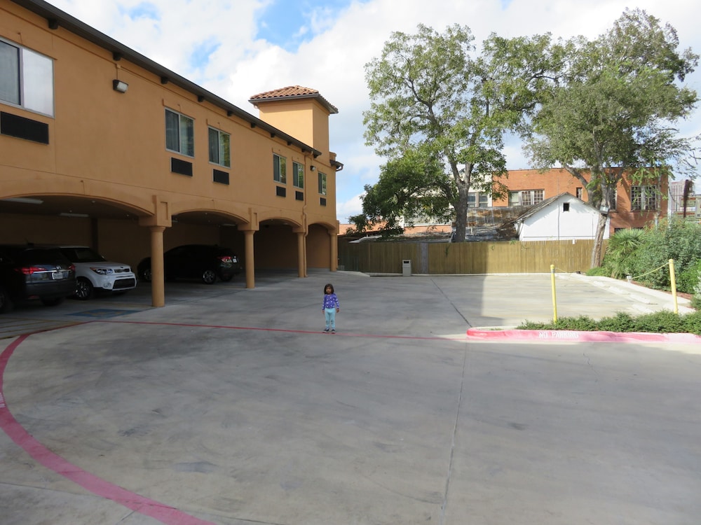 La Hacienda Near Alamo Dome / Riverwalk 6/36