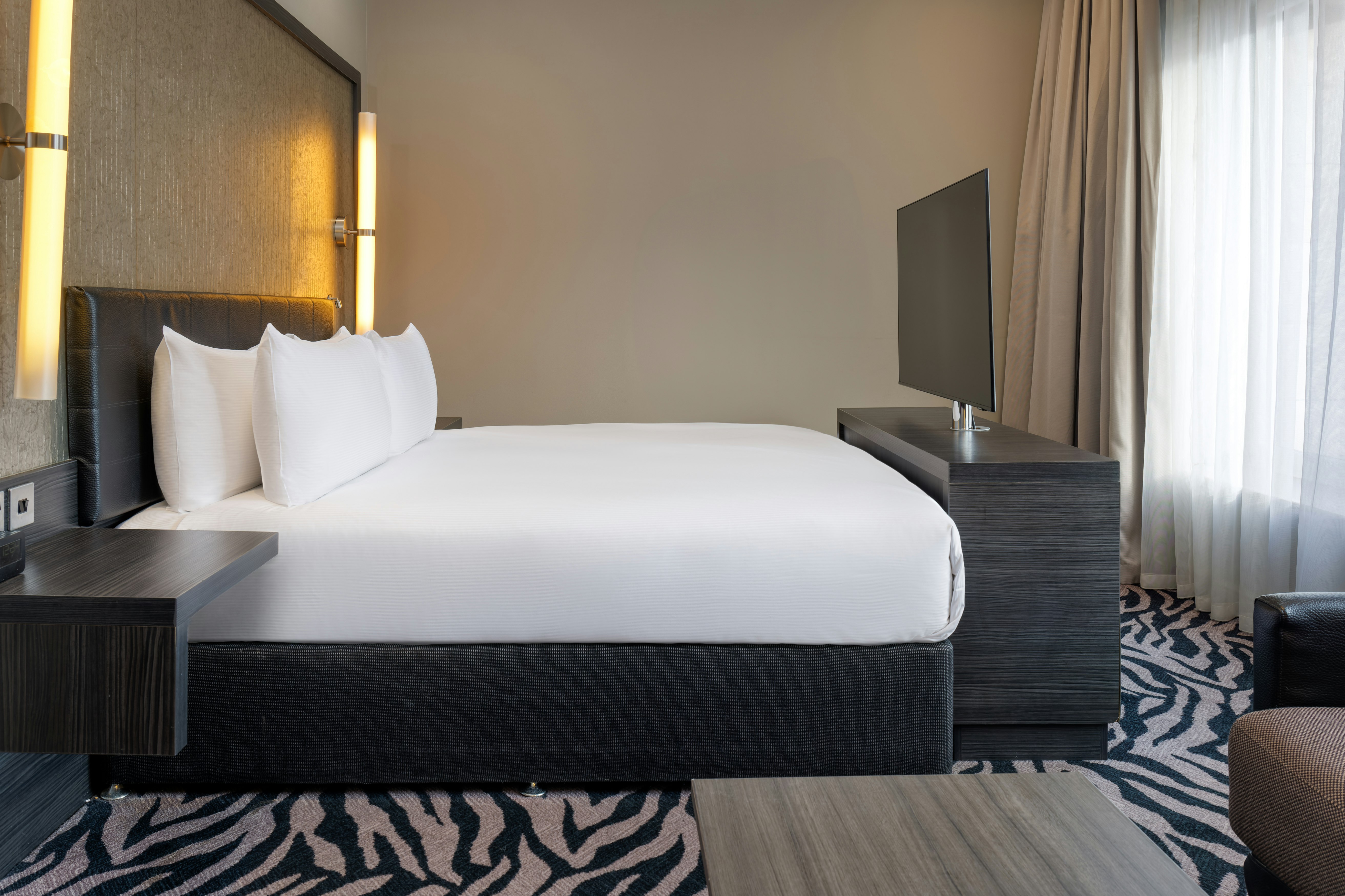 Guest Room, King Bed