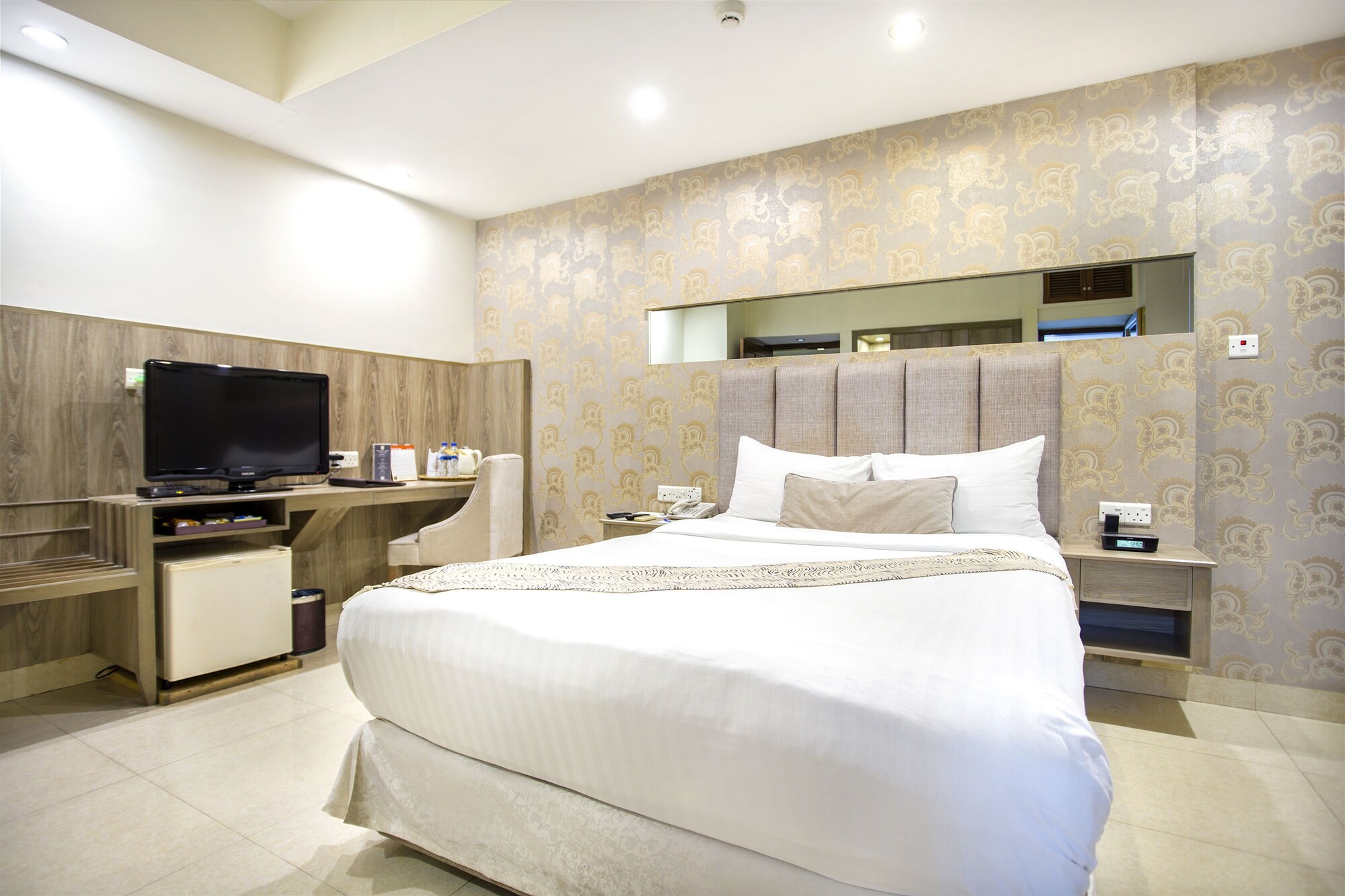 DELUXE QUEEN ROOM