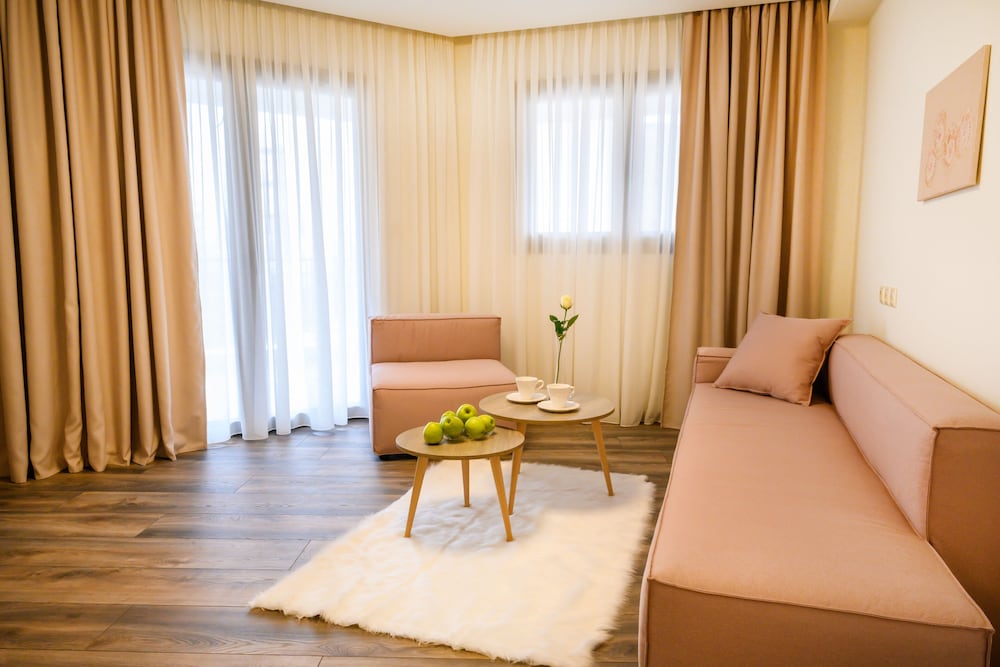 Emerald suites 19/32