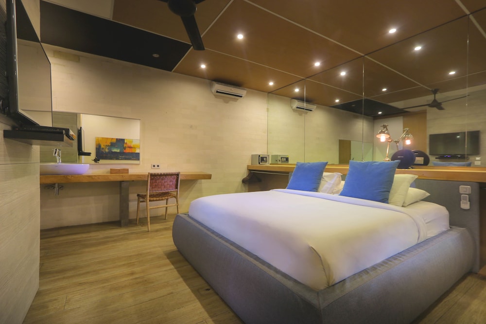 Sky, Loft, King Bed, Clio Apartments 2/4