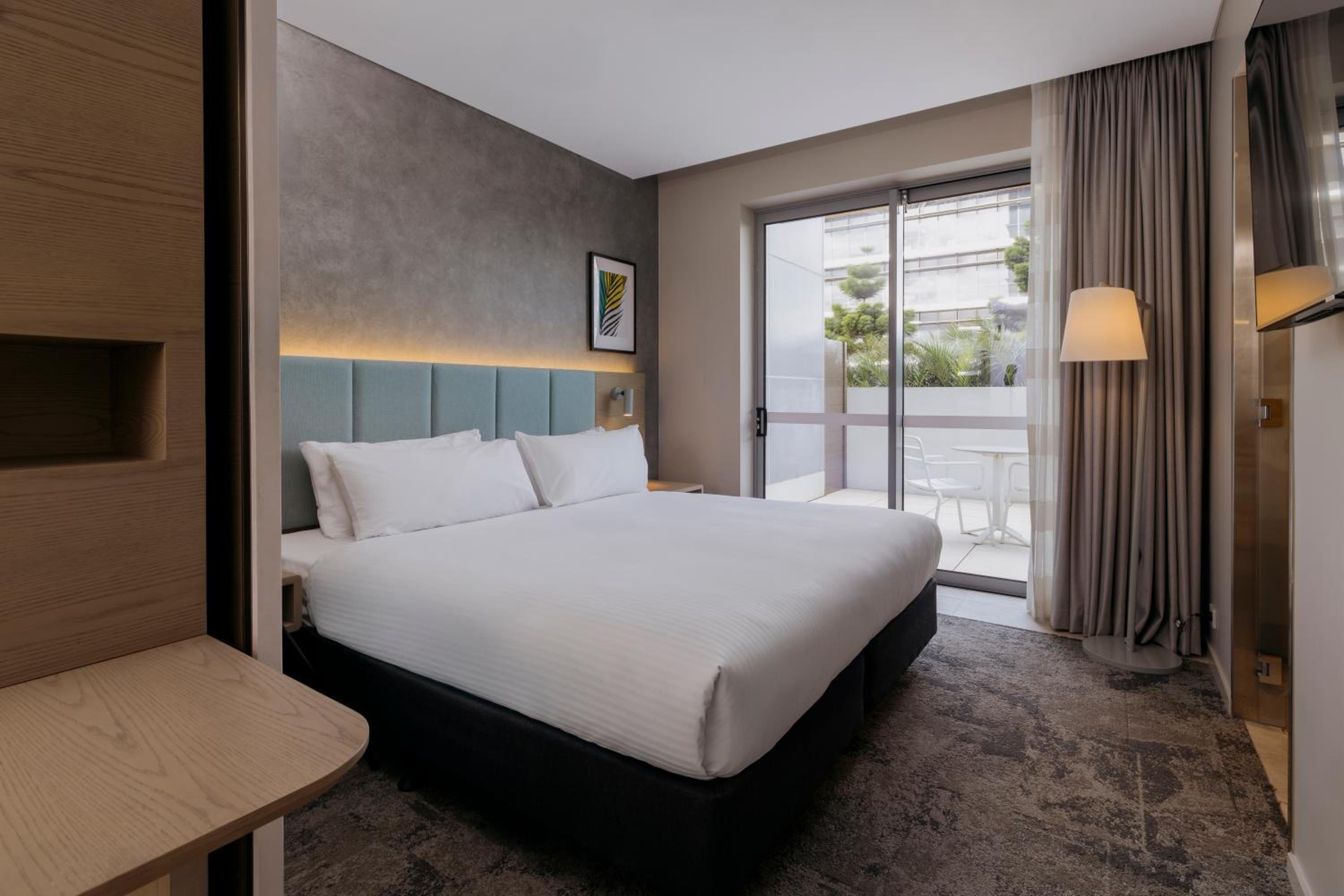Suite, King Bed, Skyline View, High Floor