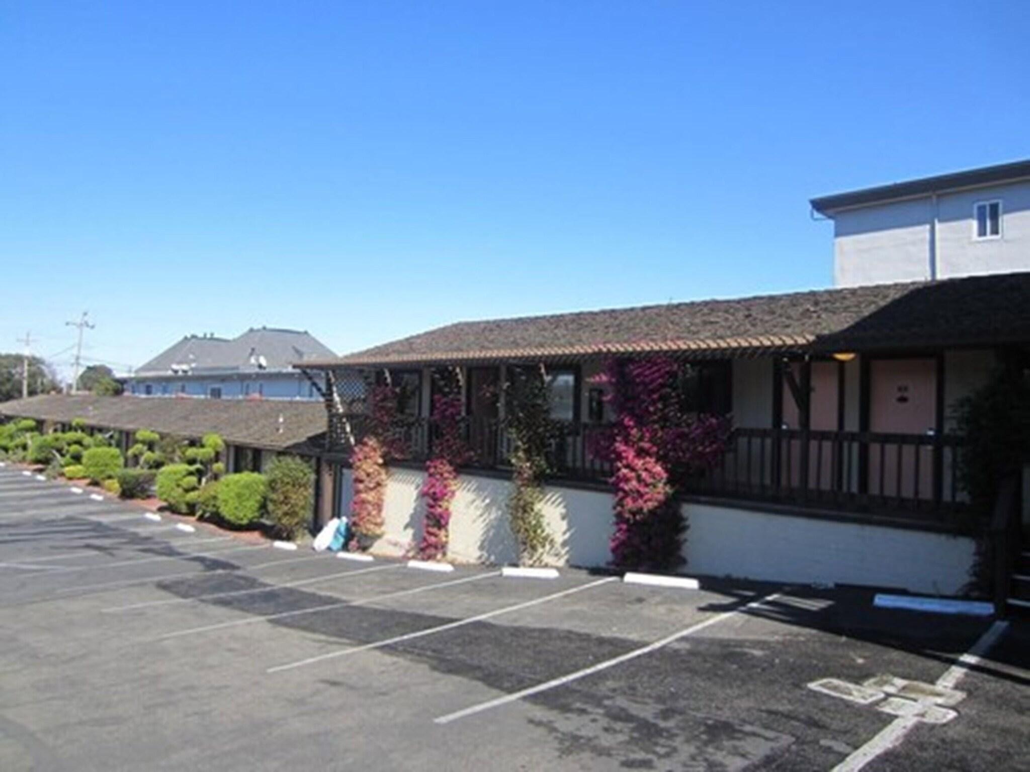 Econo Lodge Monterey Fairgrounds 19/21
