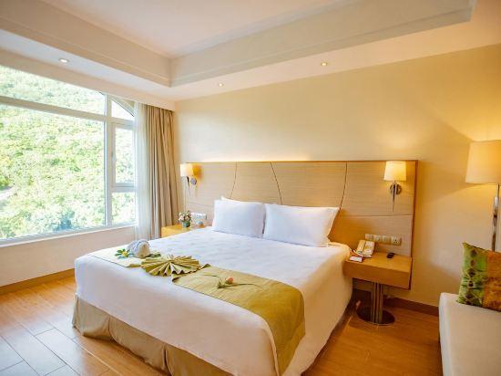 غرفة بسرير كينج وسرير كوين بإطلالة على الحديقة، Ocean View Resort Yalong Bay 2/4