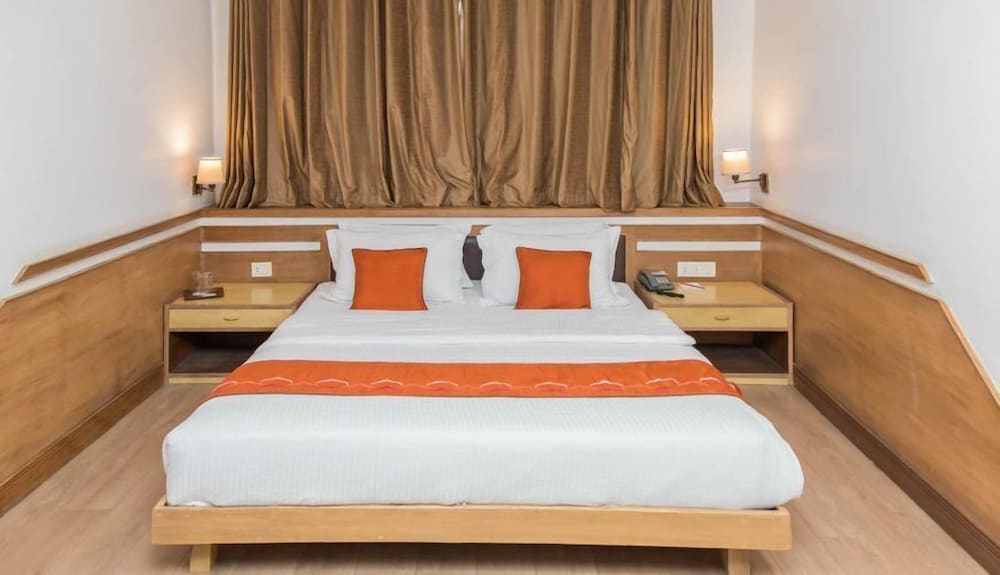 DELUXE, KING BED