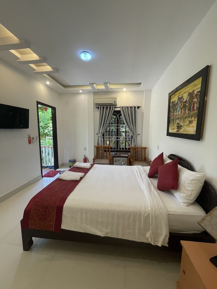 DELUXE, DOUBLE BED, BATHTUB