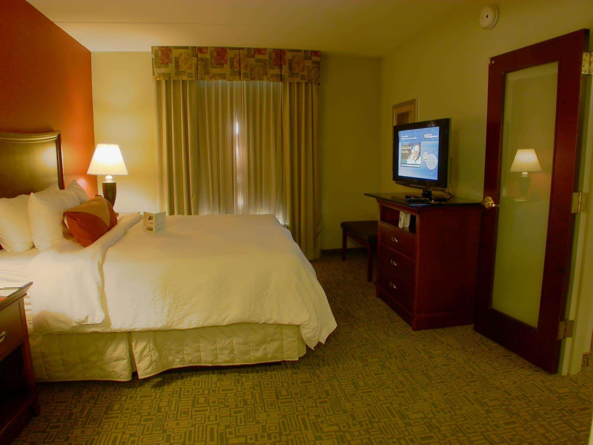 SUITE, KING BED, PARLOR, JETTED TUB