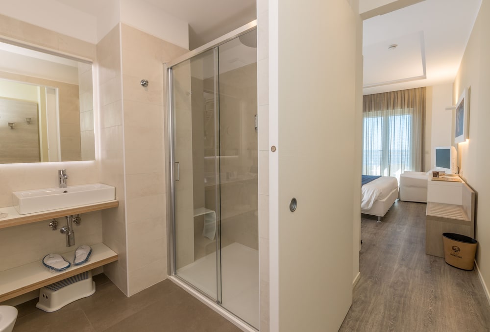 غرفة رومانسية بسرير كينج بإطلالة على البحر بغرفة نوم واحدة، Hotel Aurora 7/7