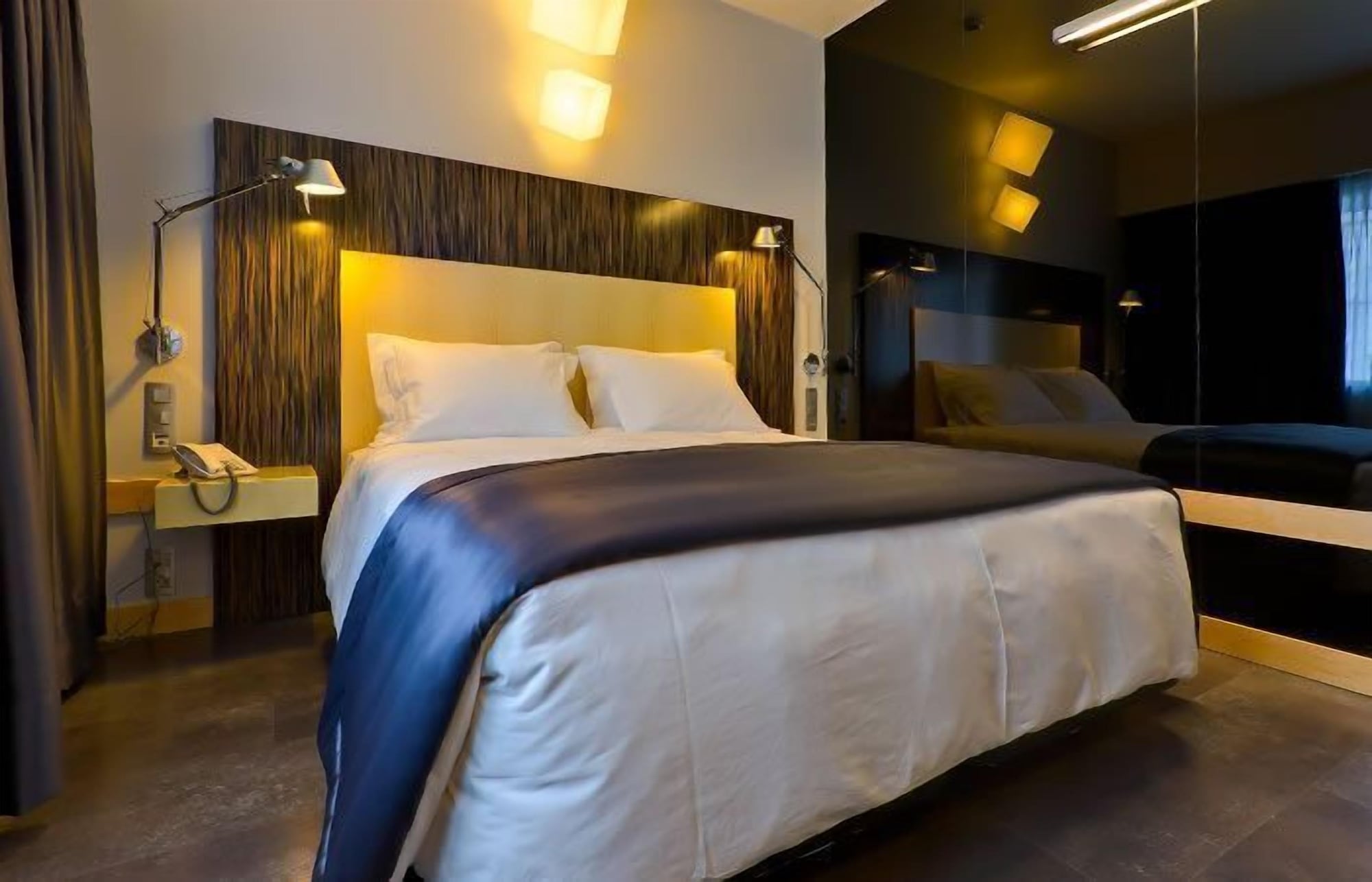 ROOM, DOUBLE BED