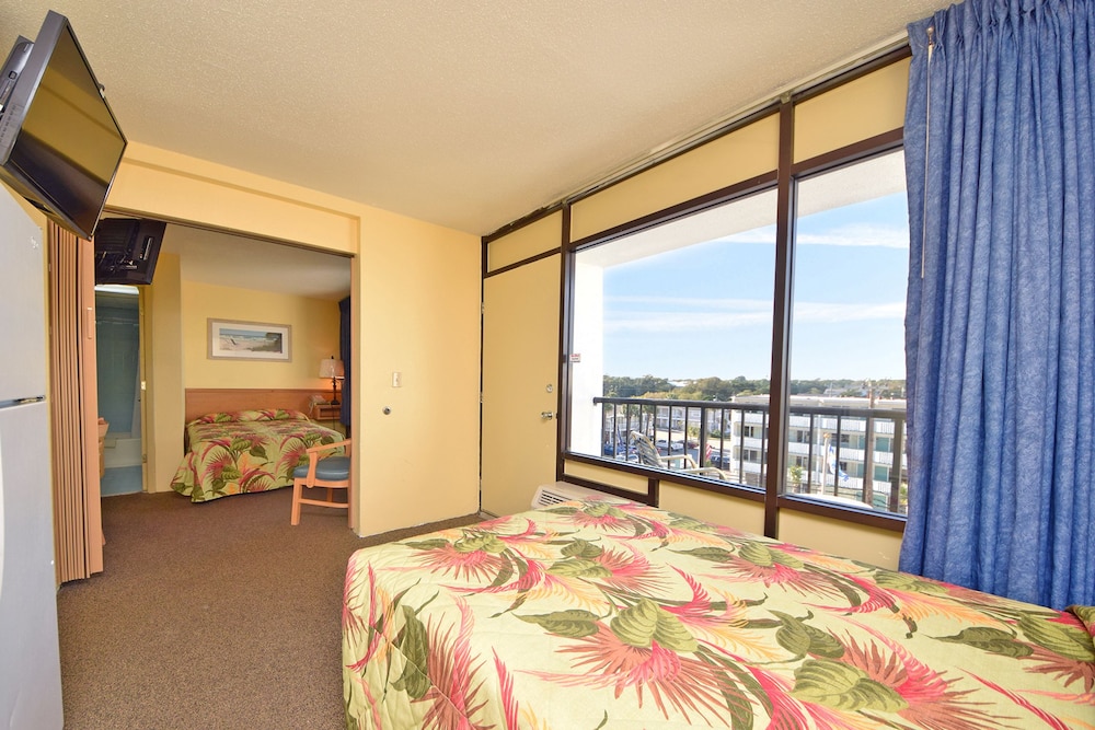1 Bedroom, 2 Double Beds, Pool or Boulevard View