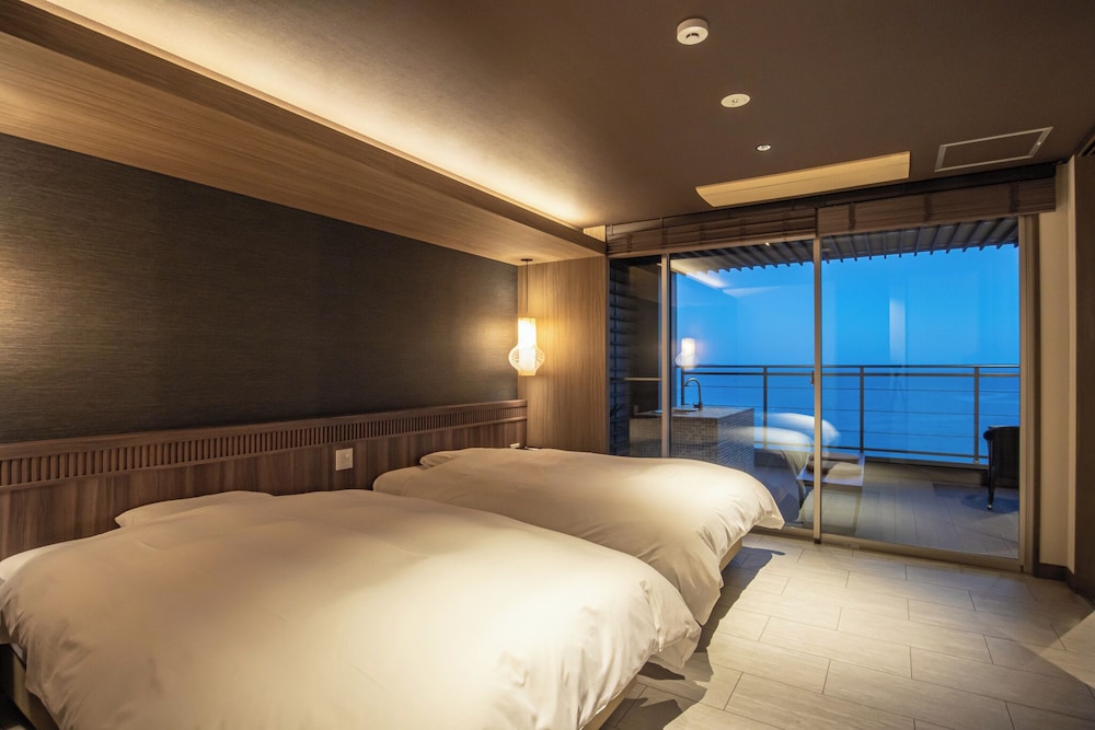 RESORT, DELUXE