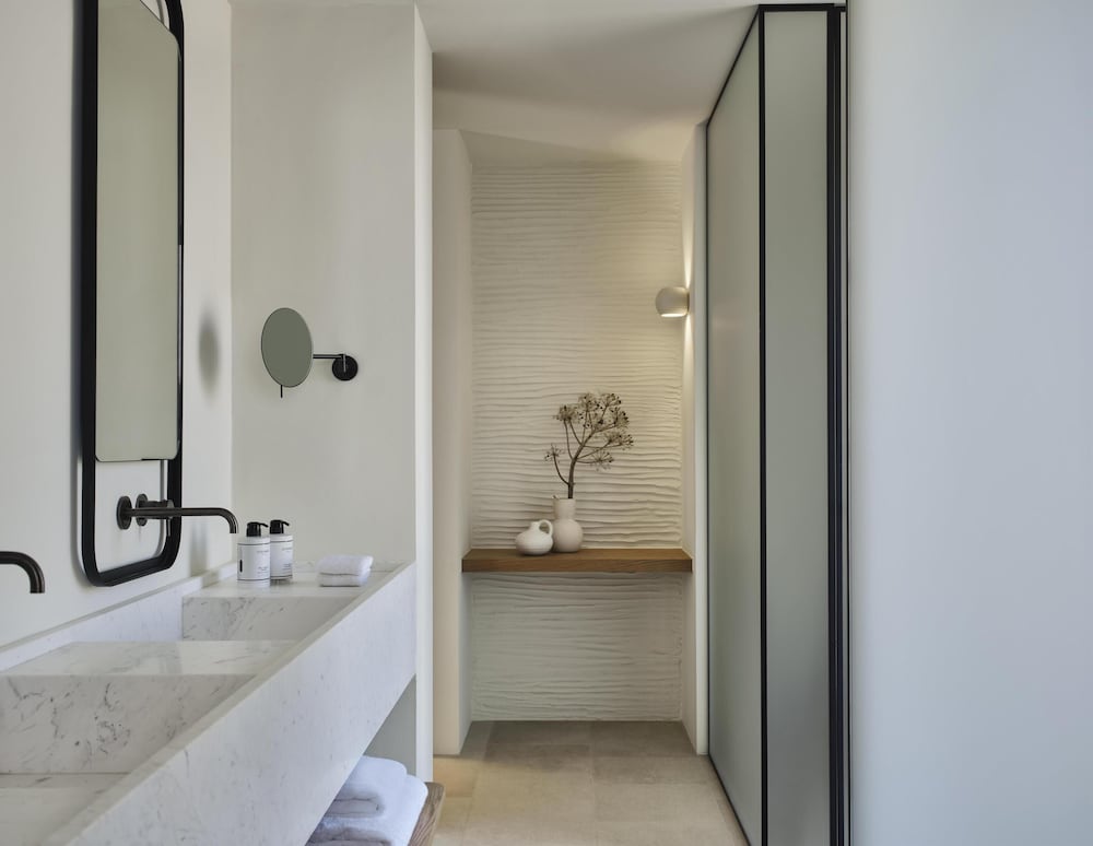 Parian Chronicle Hotel Paros 50/50