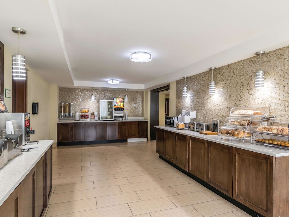 La Quinta Inn & Suites by Wyndham Knoxville Papermill 8/45