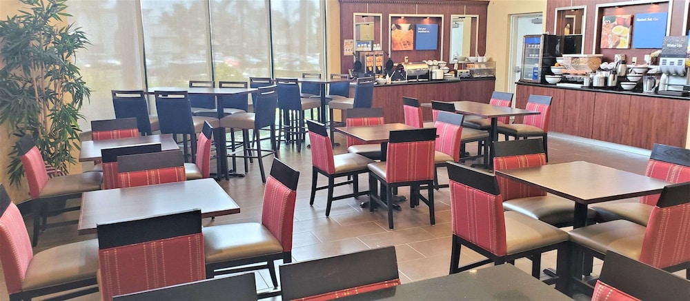 Comfort Inn & Suites Near Universal - N. Hollywood - Burbank 59/68