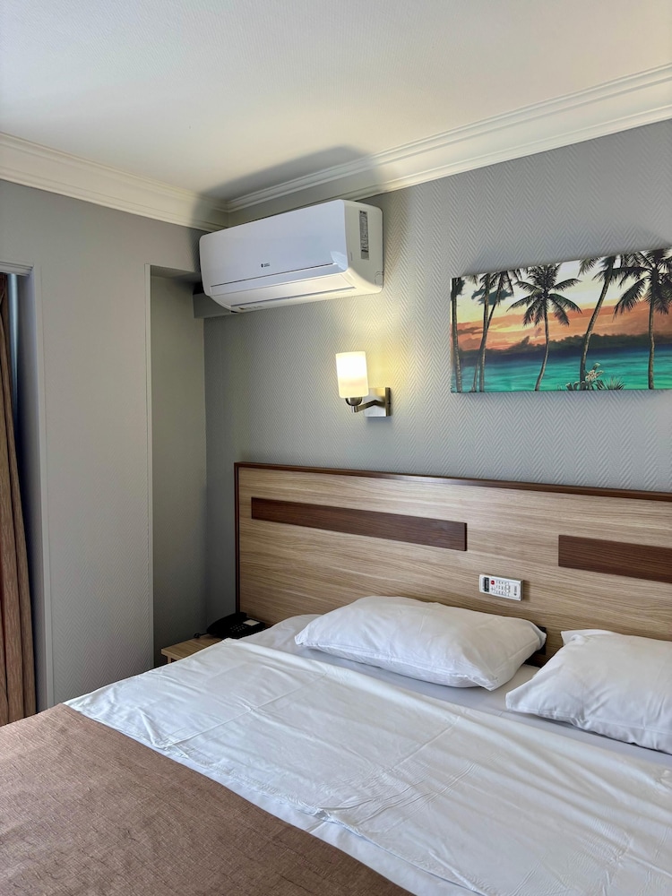 ROOM, DOUBLE OR TWIN BED