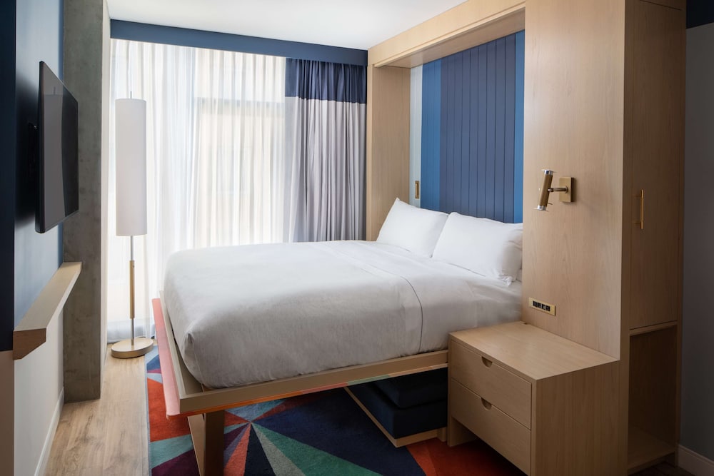 ROOM, MURPHY BED, ACCESSIBLE