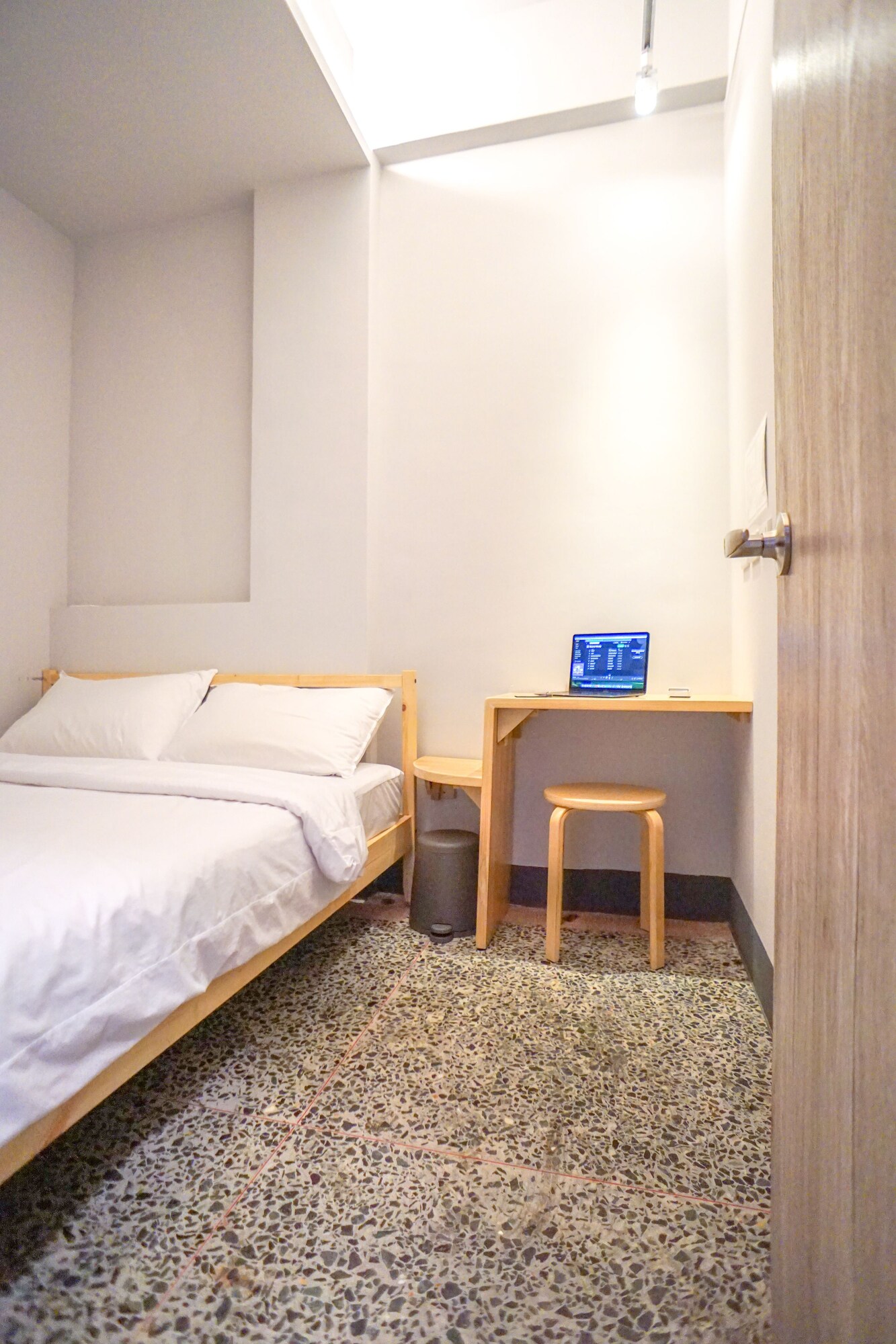 STANDARD, DOUBLE BED, SHARED BATHROOM