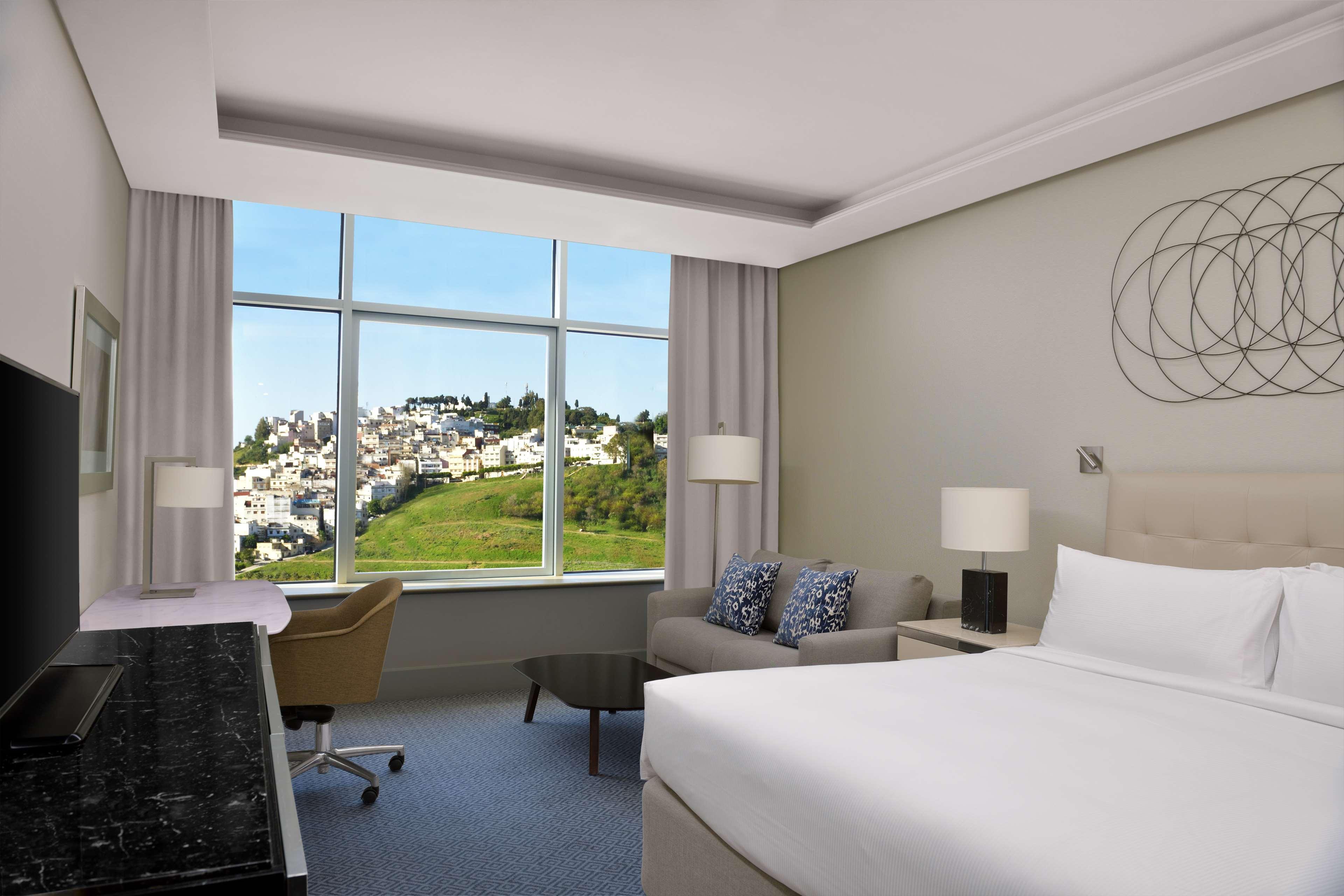 ROOM, KING BED, EXECUTIVE LOUNGE ACCESS