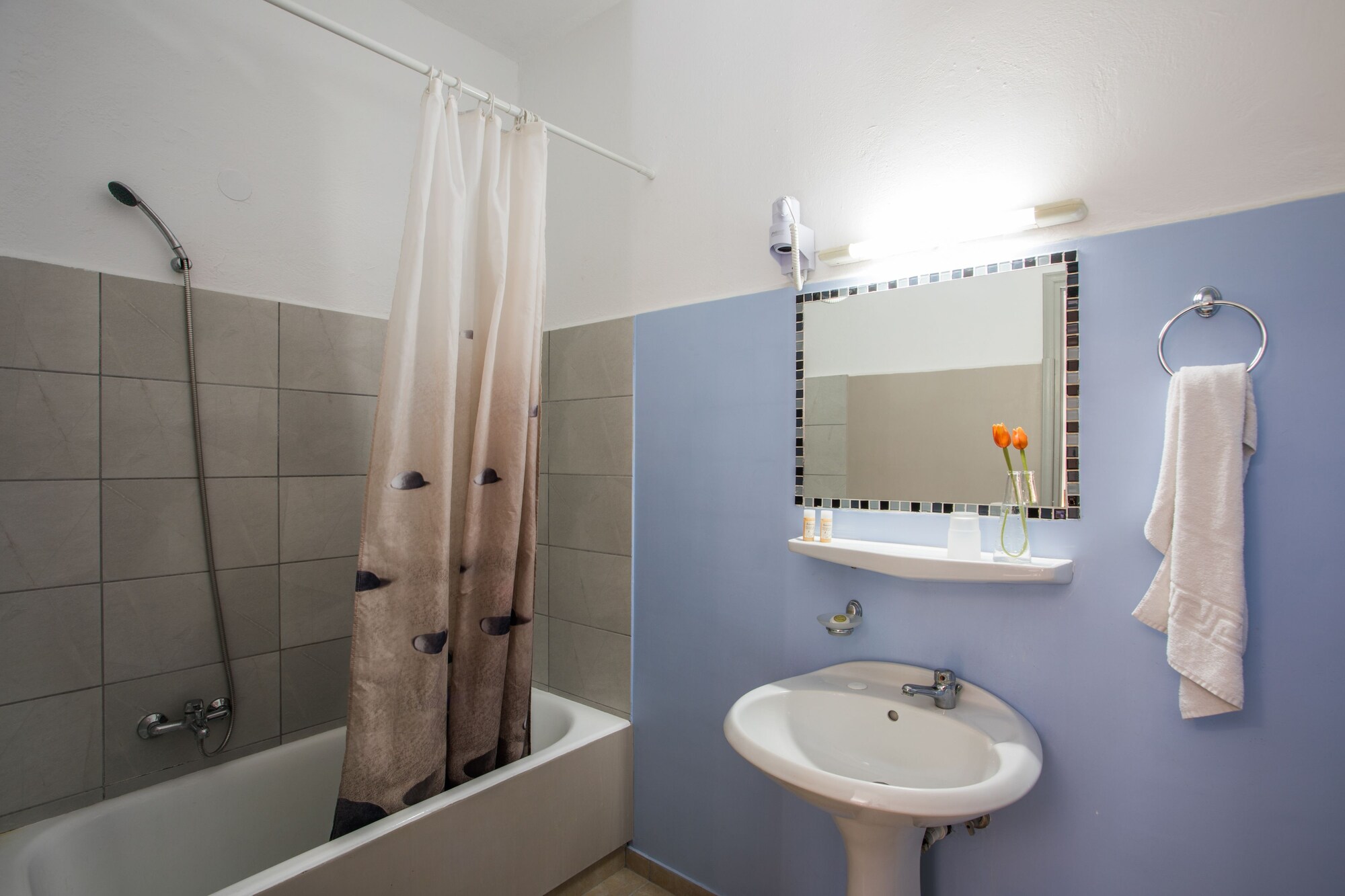 غرفة بسريرين منفصلين بشرفة، Silver Bay Hotel 4/4