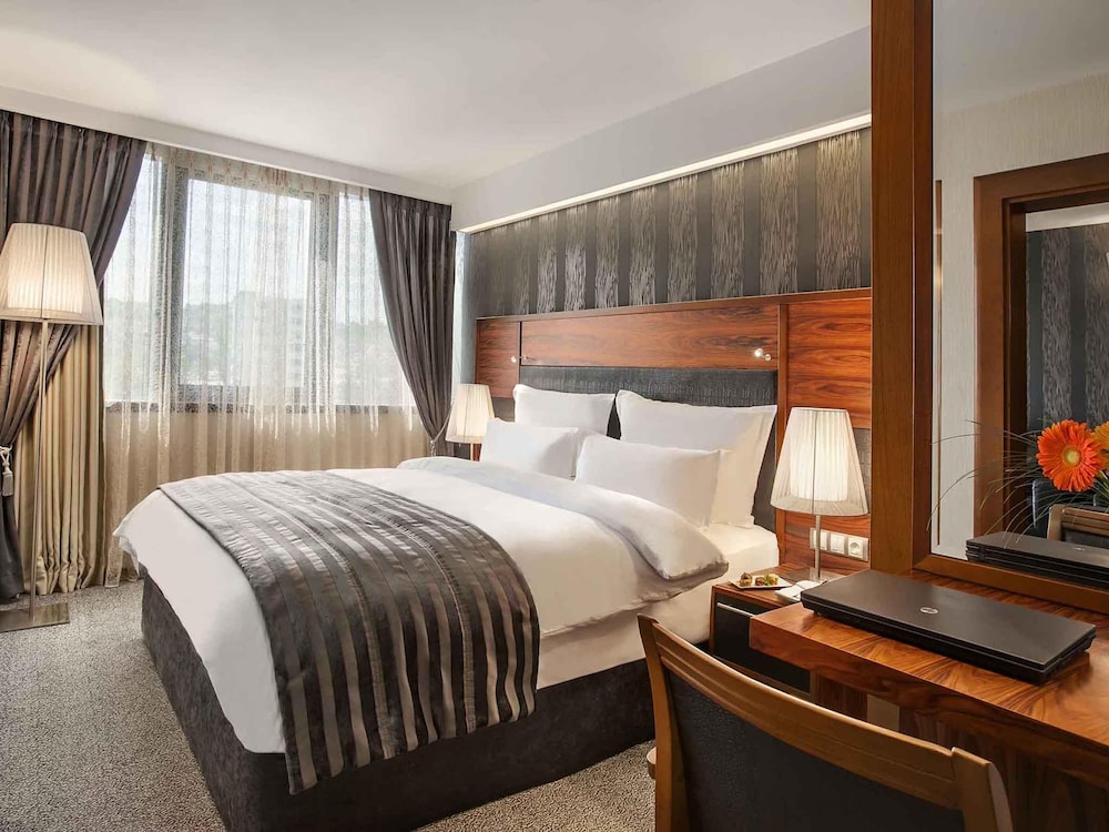 Junior Suite, King Bed, Sofa, Hot Tub, Lane Side