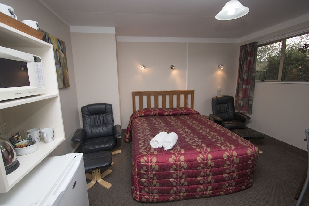 Commodore Motor Lodge 19/58