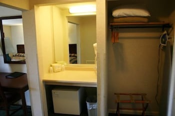 Hyannis Travel Inn 45/45