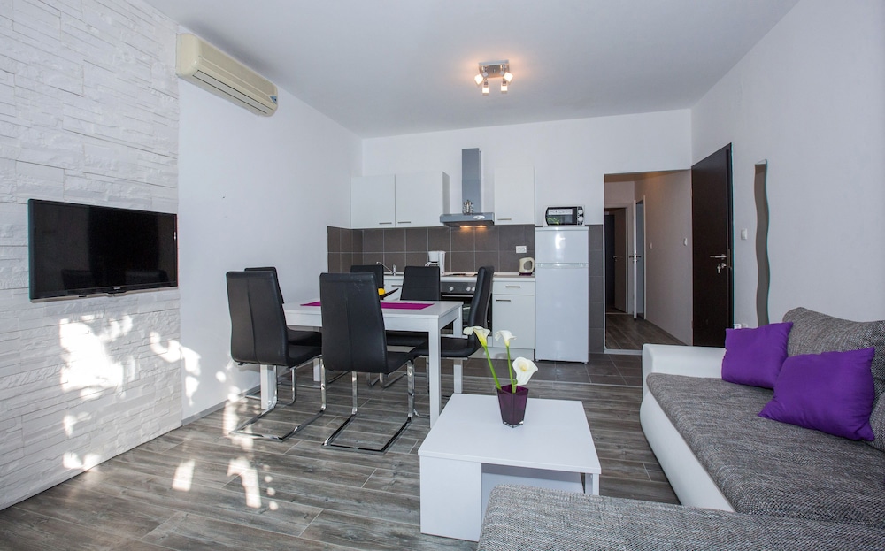 APARTMENTS VILLA ROZA 36/67