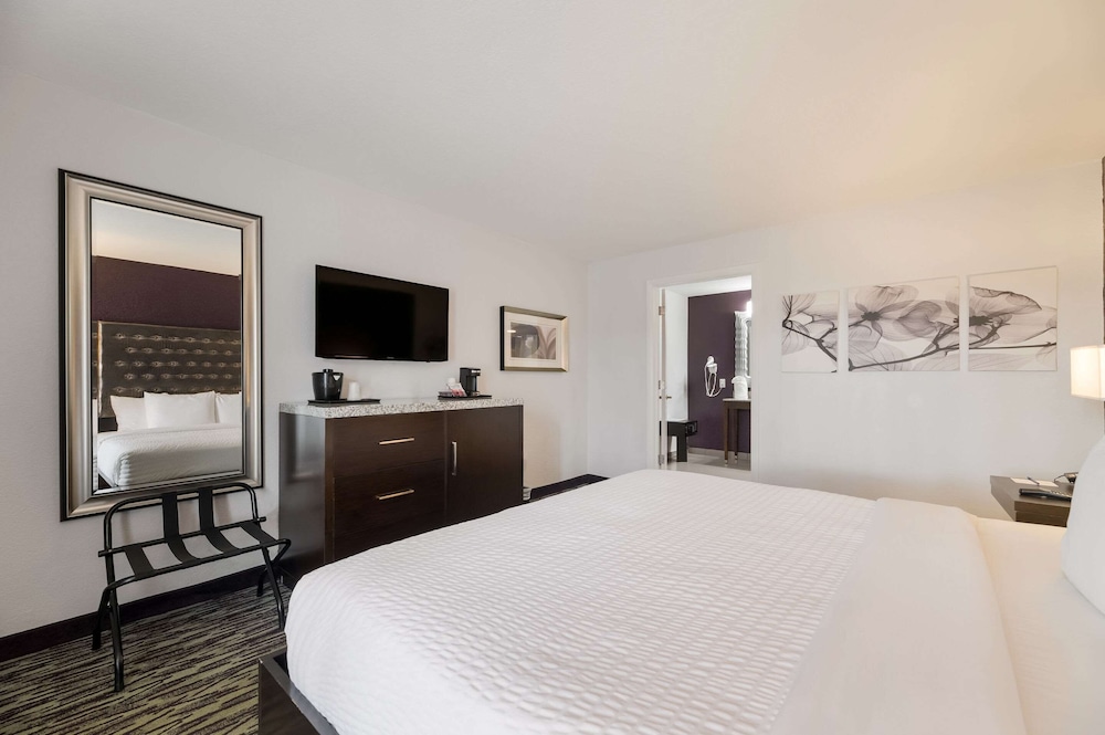 ROOM, QUEEN BED, ACCESSIBLE