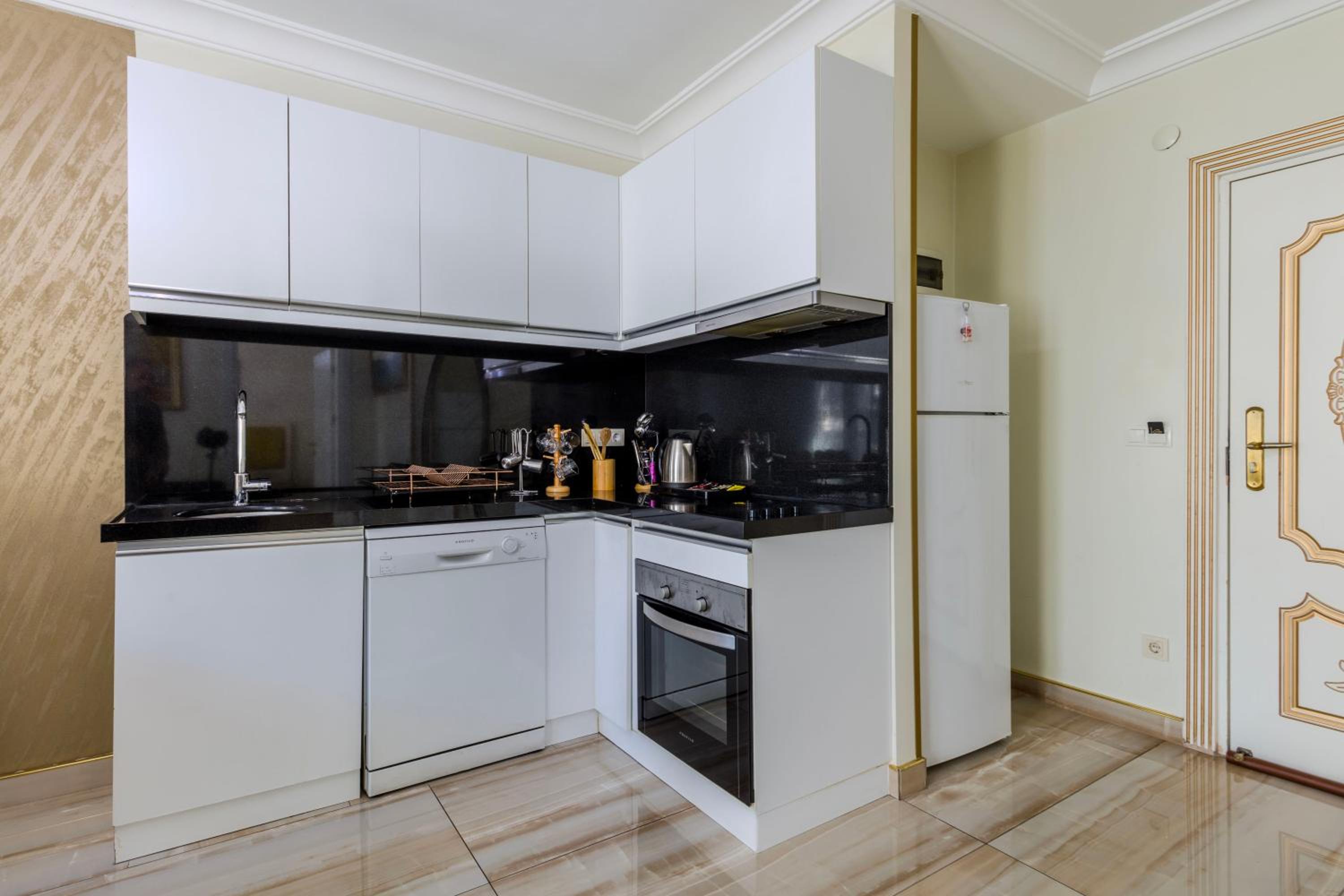 LEMIS SUITE 4/50
