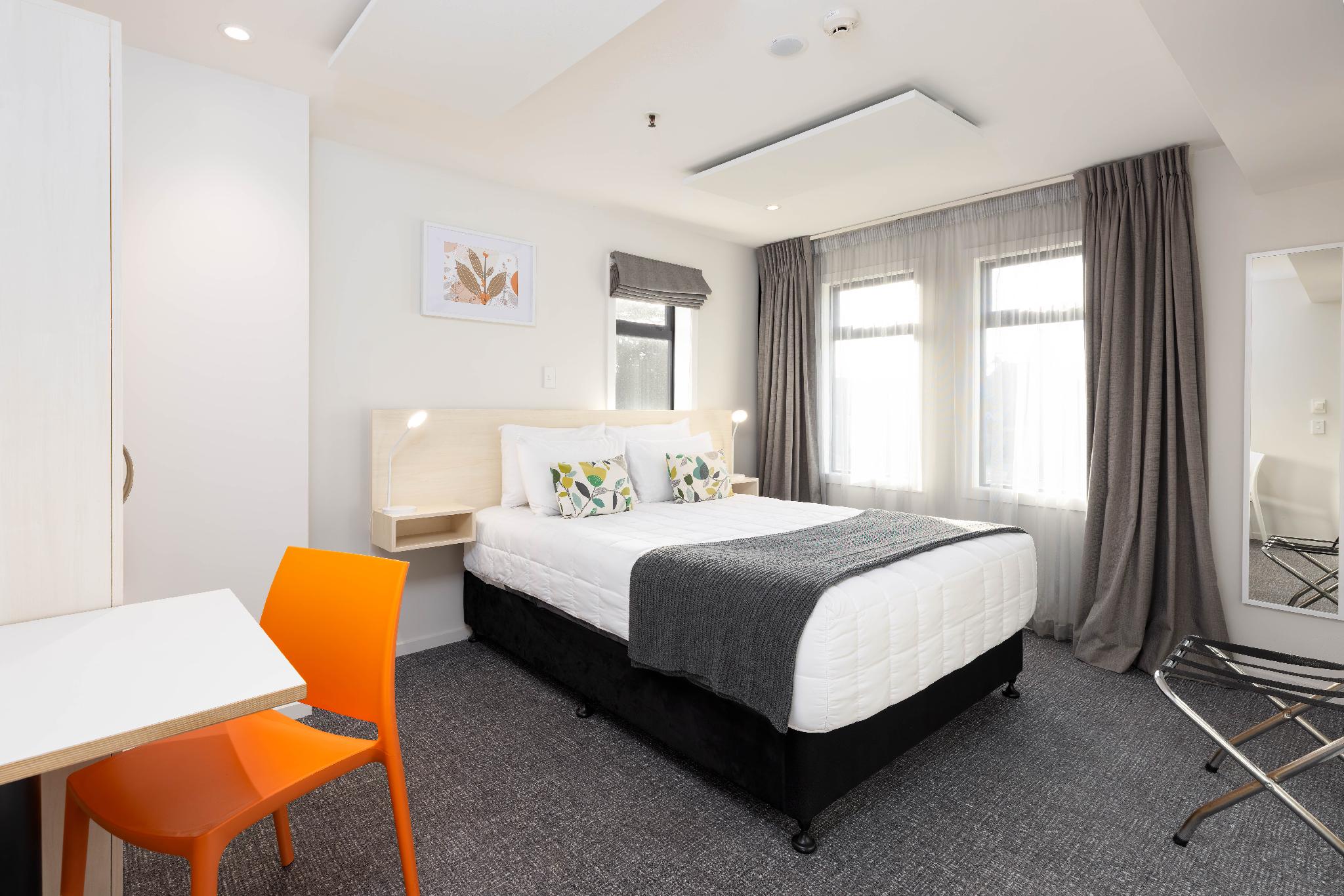 Classic, Queen Bed