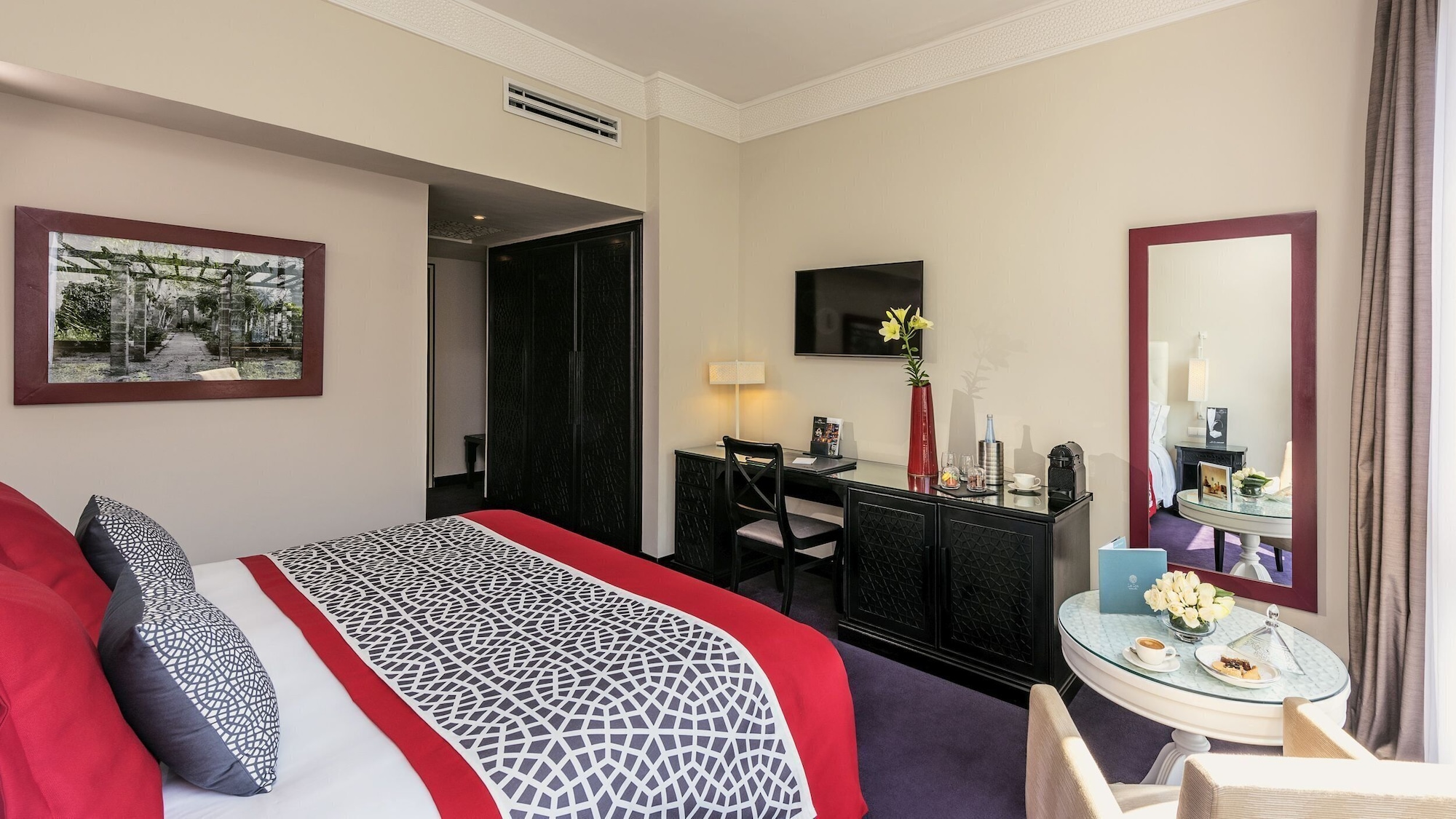 DELUXE, KING BED
